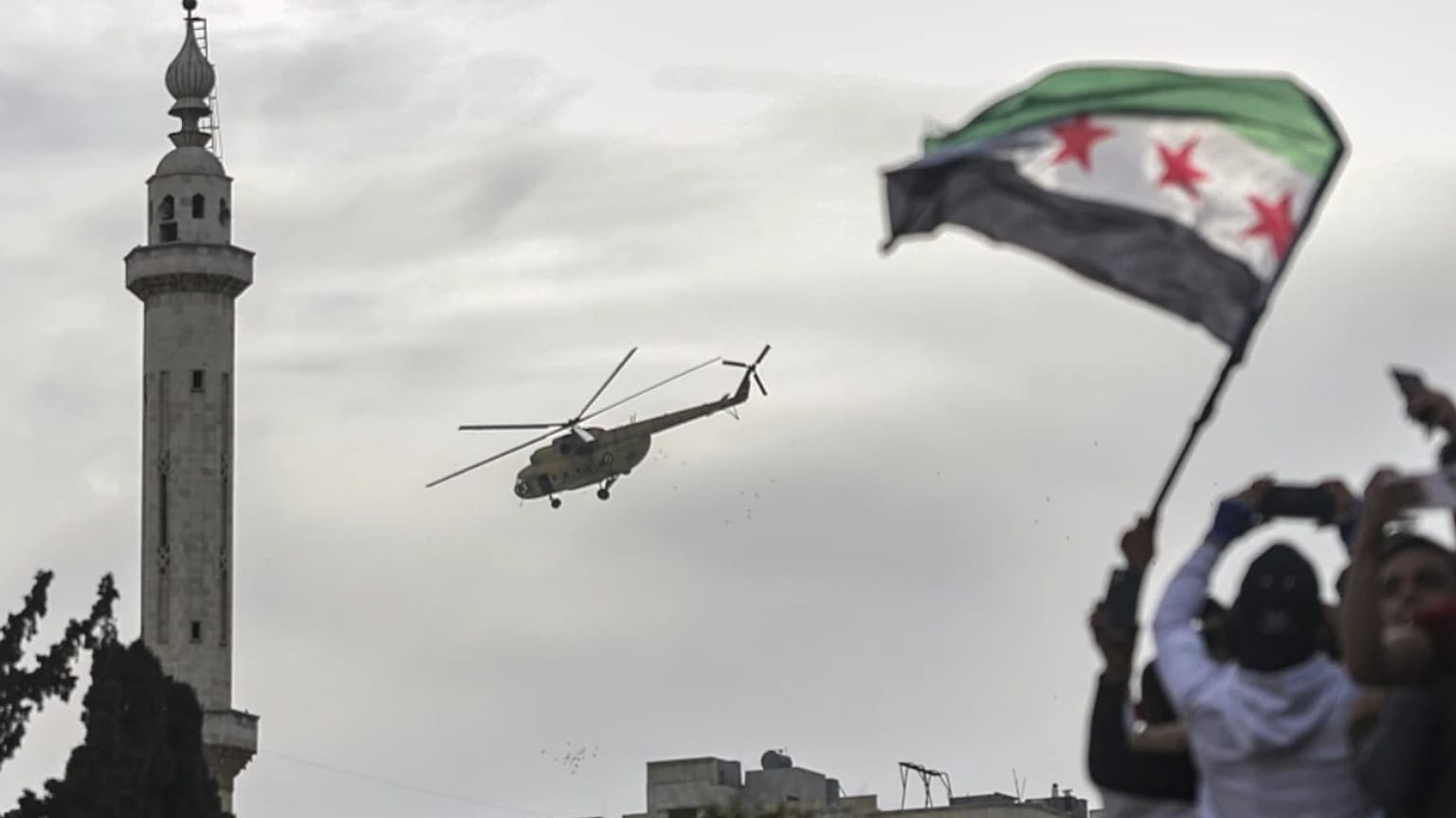 مروحية سوريا تحلق فوق إدلب بمناسبة الذكرى الـ14 للثورة السورية