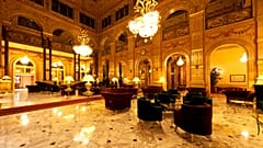 Vestíbulo de un hotel de lujo.