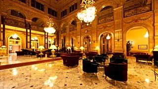 Vestíbulo de un hotel de lujo.