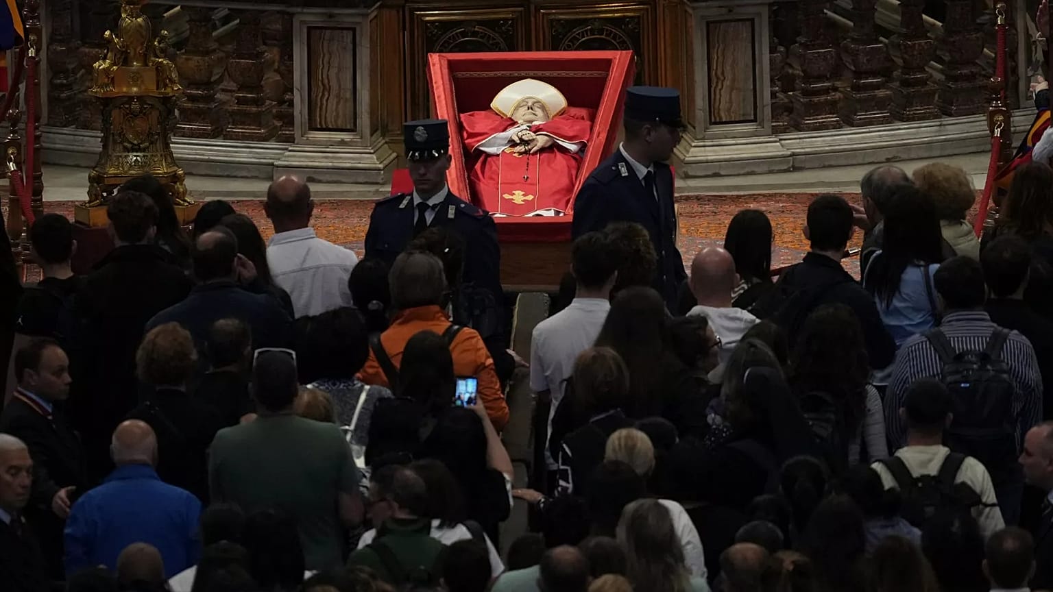 Papa Francis'in cenaze töreni Cumartesi sabahı Vatikan'daki Aziz Petrus Meydanı'nda yapılacak.