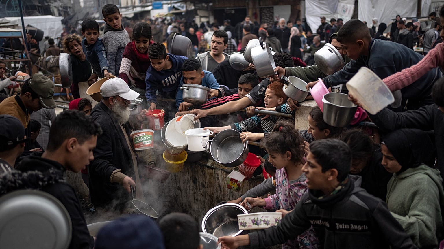 Palestinians line up for a meal in Rafah, 21 December, 2023