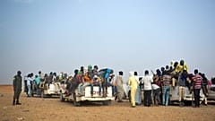 Нигерийцы и мигранты из третьих стран направляются в Ливию из Агадеза, 14 июня 2018 года