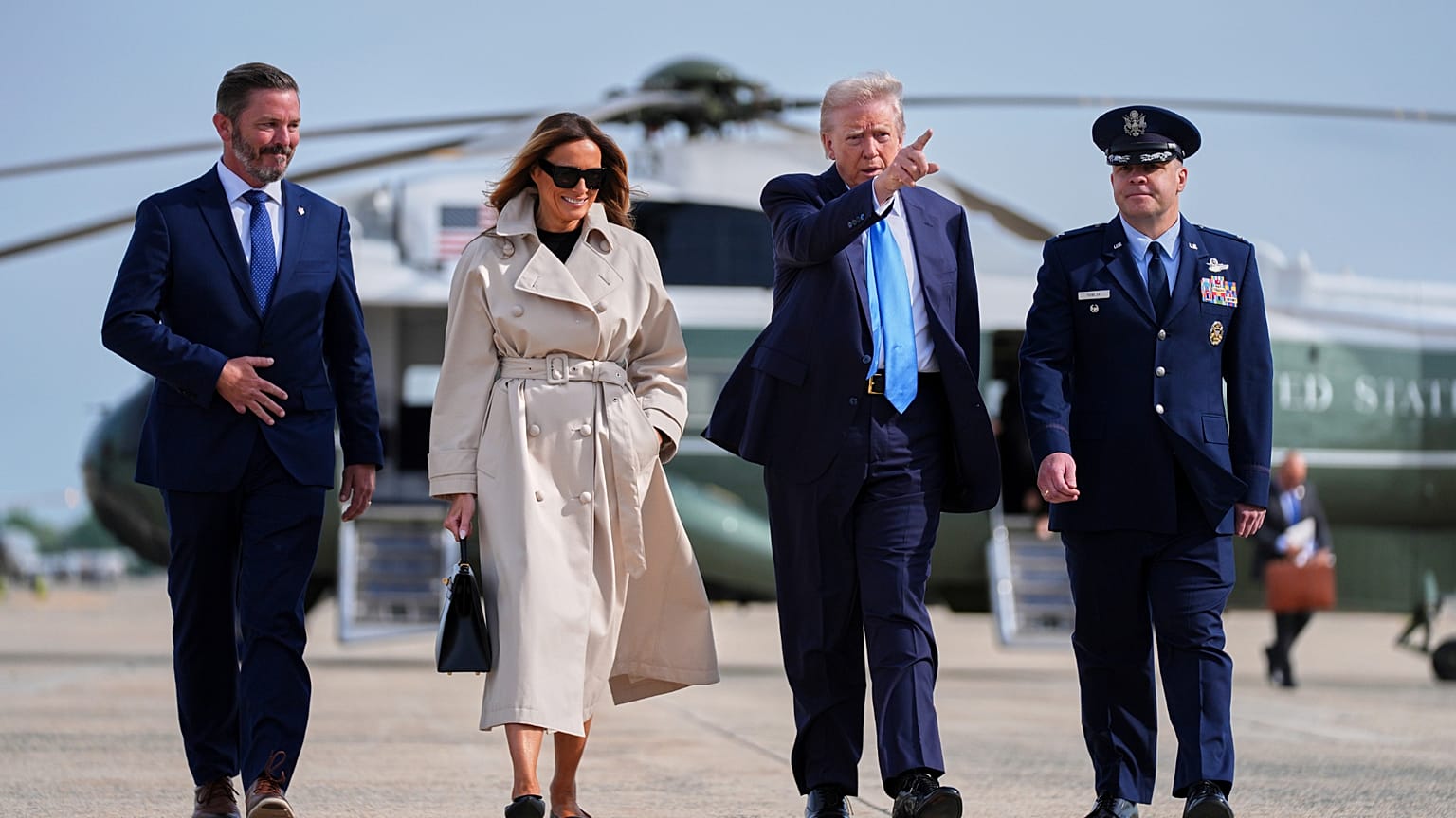 Donald Trump und First Lady Melania Trump auf dem Weg zum Flugzeug des US-Präsidenten.