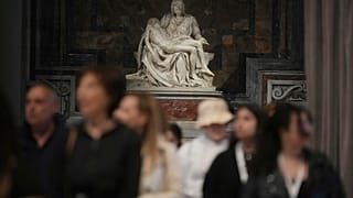 Πιστοί περνούν δίπλα από το μαρμάρινο γλυπτό Pieta' (Οίκτος) του Μιχαήλ Άγγελου καθώς αποτίουν φόρο τιμής στον Πάπα Φραγκίσκο στη Βασιλική του Αγίου Πέτρου, στο Βατικανό