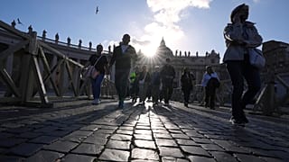 Menschen vor dem Petersdom in Rom, Freitag, 25.04.2025