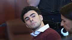 Luigi Mangione erscheint vor dem Strafgericht in Manhattan zu seiner Anklageerhebung wegen Mordes und Terrorismus, 23. Dezember 2024