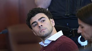 Luigi Mangione erscheint vor dem Strafgericht in Manhattan zu seiner Anklageerhebung wegen Mordes und Terrorismus, 23. Dezember 2024