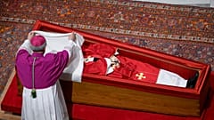 Le maître de cérémonie du Vatican, l'archevêque Diego Giovanni Ravelli, couvre le visage du pape François avec un tissu de soie avant de fermer son cercueil, le 25 avril 2025