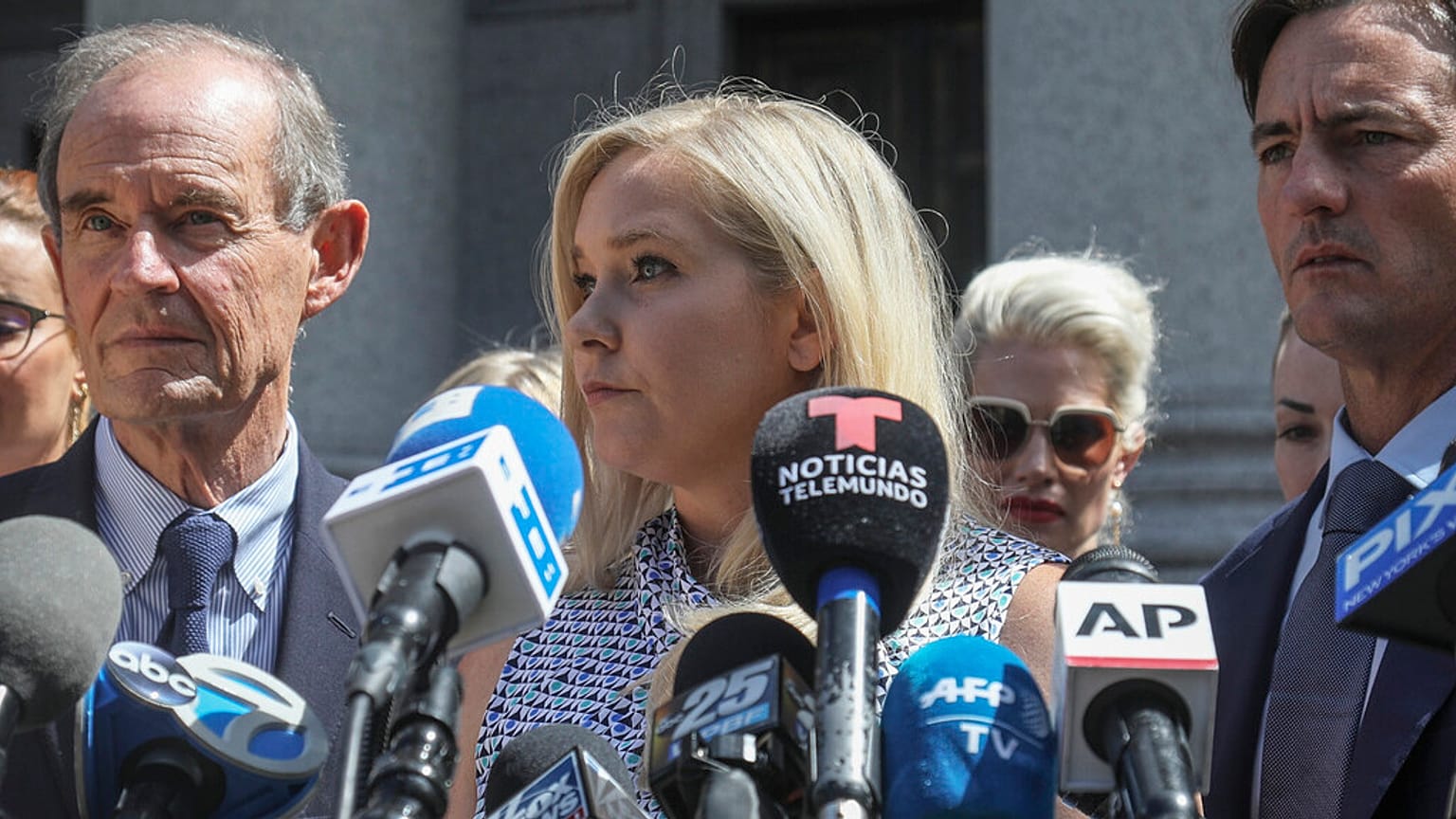 Virginia Giuffre sajtótájékoztatót tart New Yorkban, 2019-ben