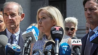 ARCHIVO - Virginia Giuffre, en el centro, ofrece una rueda de prensa frente a un tribunal de Manhattan en Nueva York, 27 de agosto de 2019.
