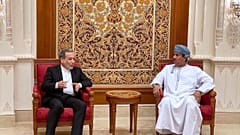 في هذه الصورة التي نشرتها وزارة الخارجية الإيرانية، وزير الخارجية الإيراني عباس عراقجي، إلى اليسار، يتحدث مع مسؤول عماني عند وصوله إلى مسقط الجمعة 25 أبريل 2025