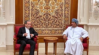 في هذه الصورة التي نشرتها وزارة الخارجية الإيرانية، وزير الخارجية الإيراني عباس عراقجي، إلى اليسار، يتحدث مع مسؤول عماني عند وصوله إلى مسقط الجمعة 25 أبريل 2025