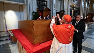 Camerlengo Kevin Kardinal Farrell versiegelt den Sarg von Franziskus vor der Beisetzung in Santa Maria Maggiore. Rom, 26. April 2025