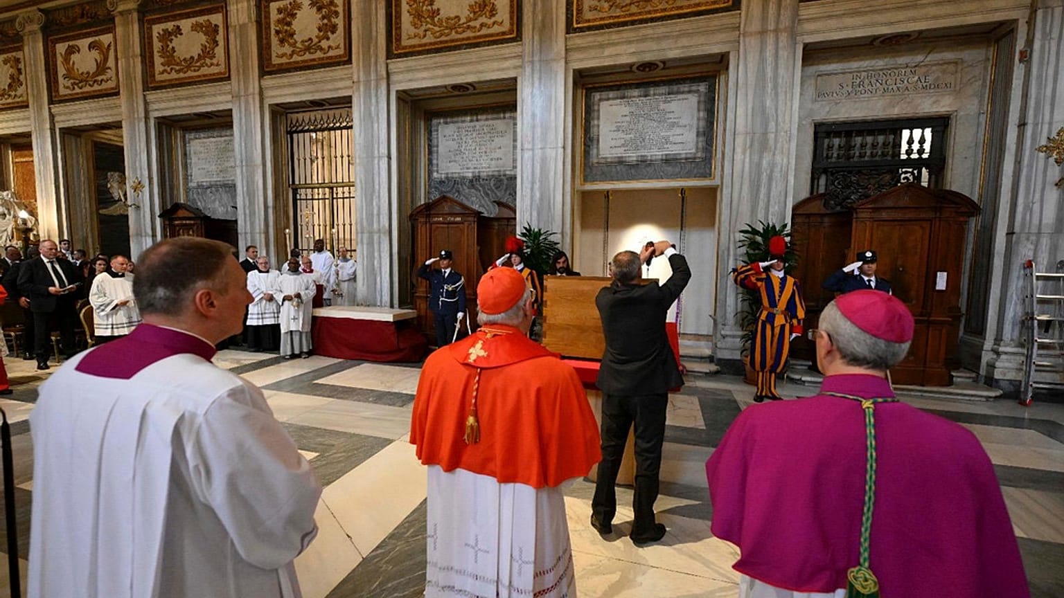 Il feretro di Papa Francesco tumulato a Santa Maria Maggiore