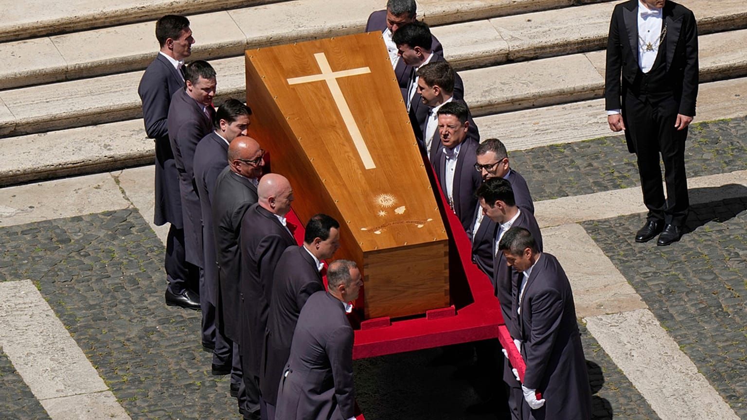 Funeral junta dezenas de milhares de pessoas na Praça de São Pedro