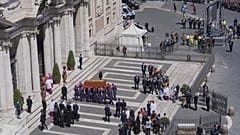 Ferenc pápa koporsóját beviszik a római bazilikába