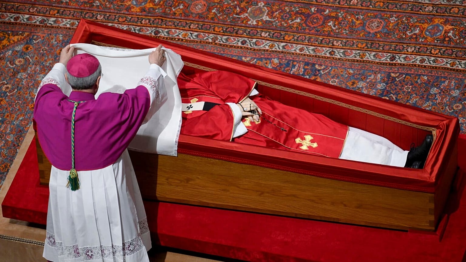 Der vatikanische Zeremonienmeister Erzbischof Diego Giovanni Ravelli bedeckt das Gesicht des verstorbenen Papstes Franziskus mit einem Seidentuch, bevor er seinen Sarg schließt, 25. April 2025.