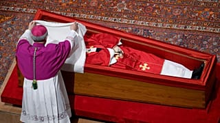 Der vatikanische Zeremonienmeister Erzbischof Diego Giovanni Ravelli bedeckt das Gesicht des verstorbenen Papstes Franziskus mit einem Seidentuch, bevor er seinen Sarg schließt, 25. April 2025.