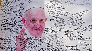 Un tablón de mensajes para el difunto Papa Francisco está cubierto con escritos de devotos católicos fuera de la Parroquia de San Pedro en la ciudad de Quezon, Filipinas, jueves 24 de abril de 2025.