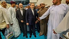 İran Dışişleri Bakanı Abbas Irakçi, cuma günü Umman'da kitap fuarında.