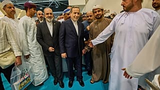 İran Dışişleri Bakanı Abbas Irakçi, cuma günü Umman'da kitap fuarında.