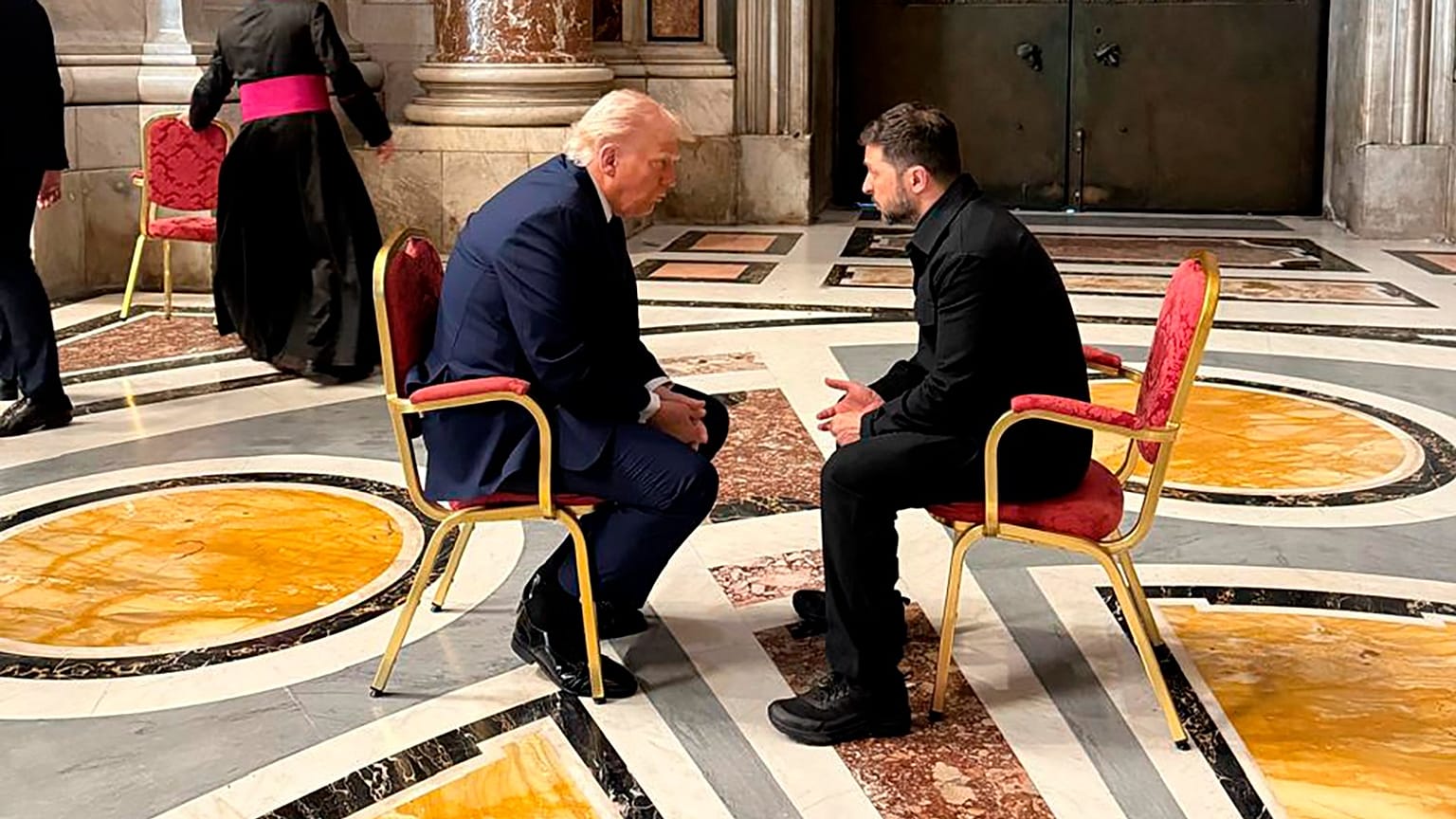 Ukrayna Devlet Başkanı Volodymr Zelenskyy ve Başkan Donald Trump, Papa Francis'in Vatikan'daki Aziz Petrus Meydanı'nda düzenlenen cenaze törenine katılmadan önce.