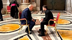 Ukrayna Devlet Başkanı Volodymr Zelenskyy ve Başkan Donald Trump, Papa Francis'in Vatikan'daki Aziz Petrus Meydanı'nda düzenlenen cenaze törenine katılmadan önce.