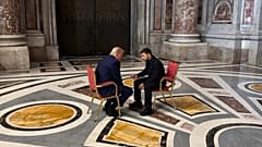 Der ukrainische Präsident Volodymr Zelenskyy und Präsident Donald Trump treffen sich vor der Beerdigung von Papst Franziskus auf dem Petersplatz im Vatikan, 26. April 2025