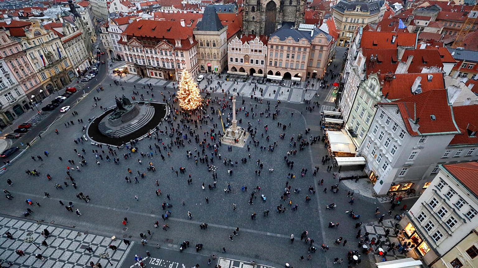 Un arbre de Noël illumine la place de la Vieille Ville à Prague, en République tchèque, le samedi 28 novembre 2020.