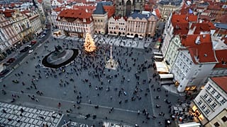 Un arbre de Noël illumine la place de la Vieille Ville à Prague, en République tchèque, le samedi 28 novembre 2020.