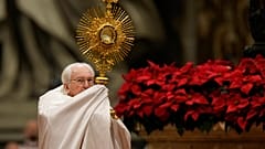 El cardenal Giovanni Battista Re sostiene una custodia mientras celebra una Misa de Vísperas de Año Nuevo en la Basílica de San Pedro del Vaticano, el viernes 31 de diciembre de 2021. (AP Photo/Andrew
