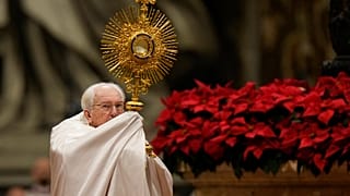 El cardenal Giovanni Battista Re sostiene una custodia mientras celebra una Misa de Vísperas de Año Nuevo en la Basílica de San Pedro del Vaticano, el viernes 31 de diciembre de 2021. (AP Photo/Andrew