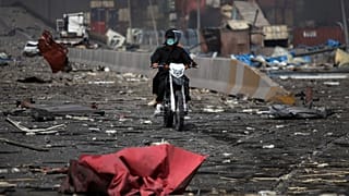 Trümmer, nach der gewaltige Explosion im Hafen von Bandar Abbas. 26. April 2025