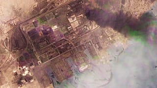 Esta foto de satélite de Planet Labs PBC muestra el puerto Shahid Rajaei cerca de Bandar Abbas, Irán, domingo 27 de abril de 2025. 