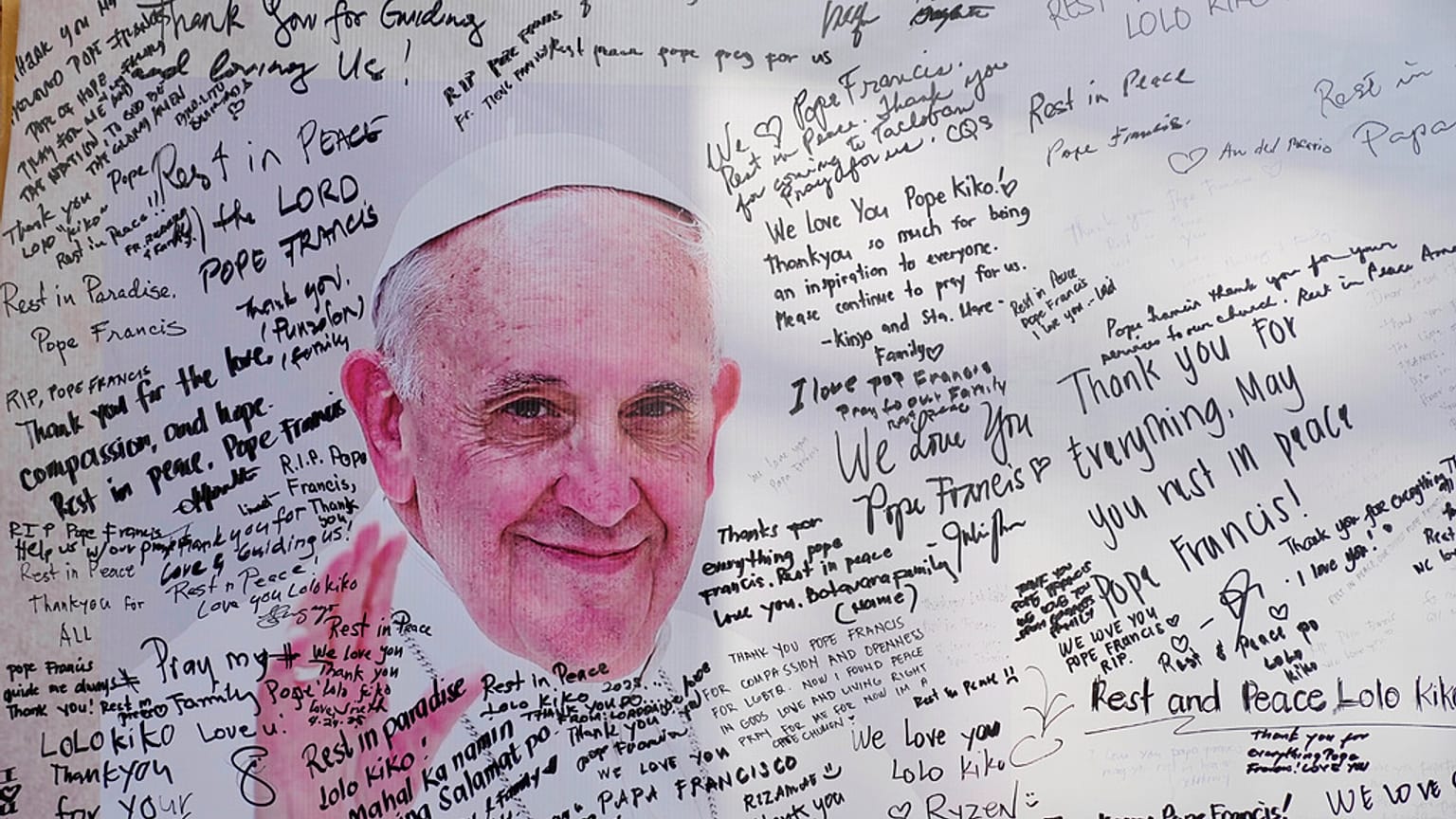 Tablica ogłoszeń poświęcona zmarłemu papieżowi Franciszkowi jest pokryta pismami wiernych Kościoła katolickiego przed parafią św. Piotra w mieście Quezon na Filipinach,