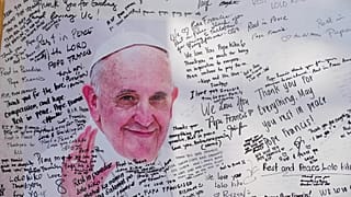Tablica ogłoszeń poświęcona zmarłemu papieżowi Franciszkowi jest pokryta pismami wiernych Kościoła katolickiego przed parafią św. Piotra w mieście Quezon na Filipinach,