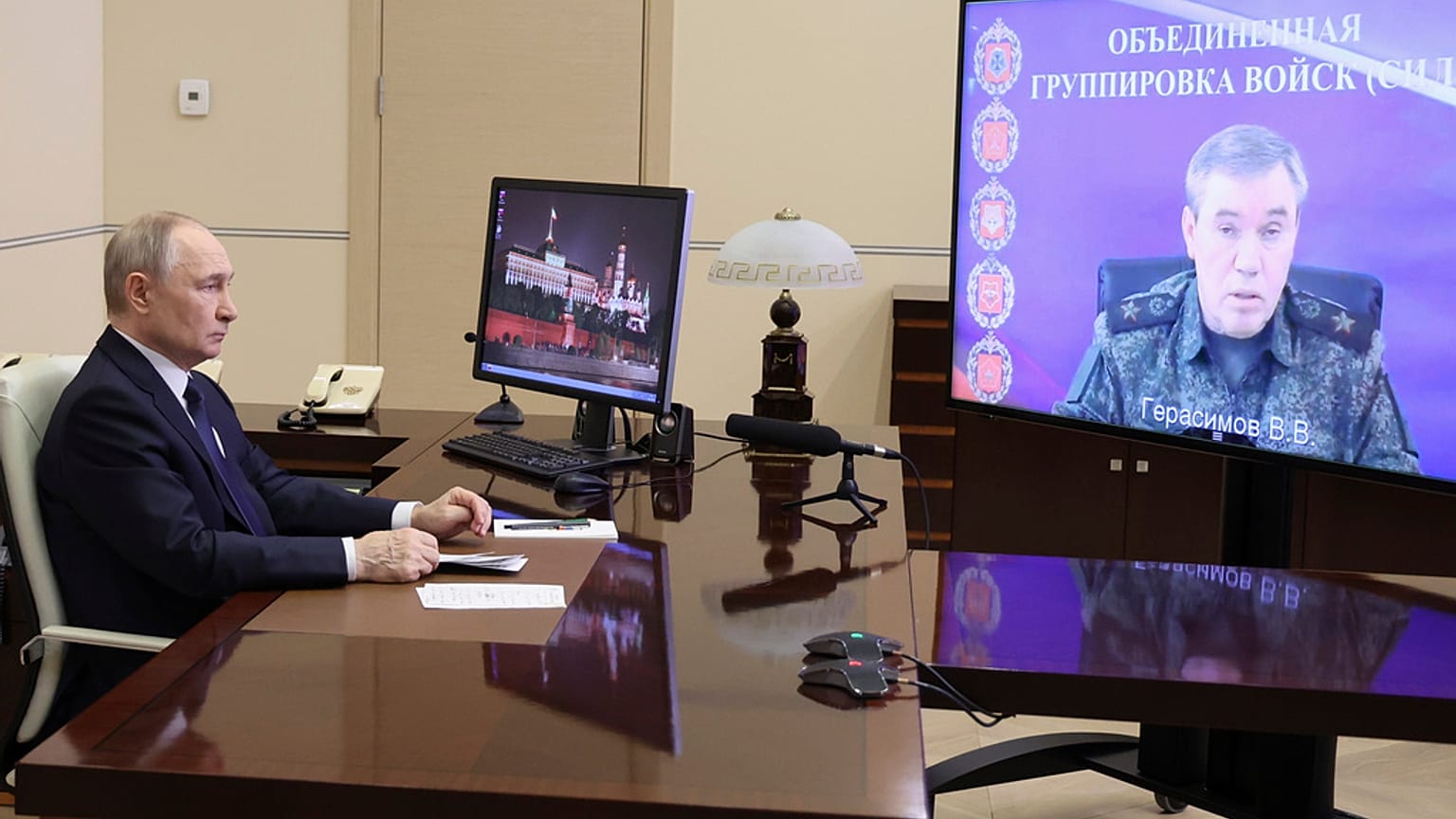 Российский солдат поднимает флаг на крыше дома в районе Курской области России после возвращения территории российскими войсками.