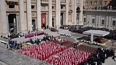 Des porteurs portent le cercueil lors des funérailles du pape François sur la place Saint-Pierre au Vatican, le samedi 26 avril 2025.
