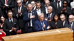 Der Sarg von Papst Franziskus wird vor Würdenträgern, darunter US-Präsident Donald Trump, in den Vatikan getragen, 26. April 2025