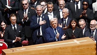 O caixão do Papa Francisco é transportado à frente de dignitários, incluindo o Presidente dos EUA, Donald Trump, no Vaticano, a 26 de abril de 2025