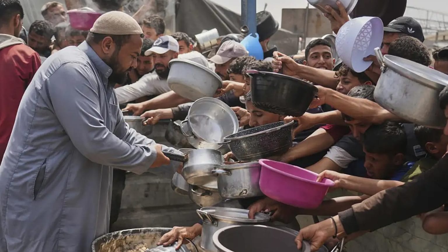 أطفال في غزة يحاولون الحصول على طعام 