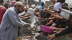 أطفال في غزة يحاولون الحصول على طعام 