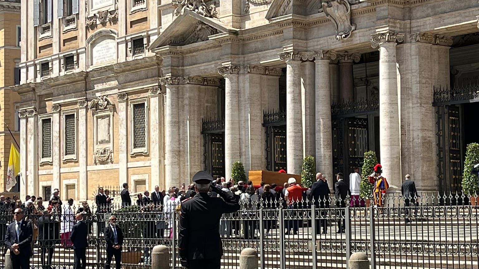 El féretro del Papa Francisco entra en la Basílica de Santa María la Mayor 