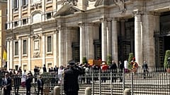El féretro del Papa Francisco entra en la Basílica de Santa María la Mayor 
