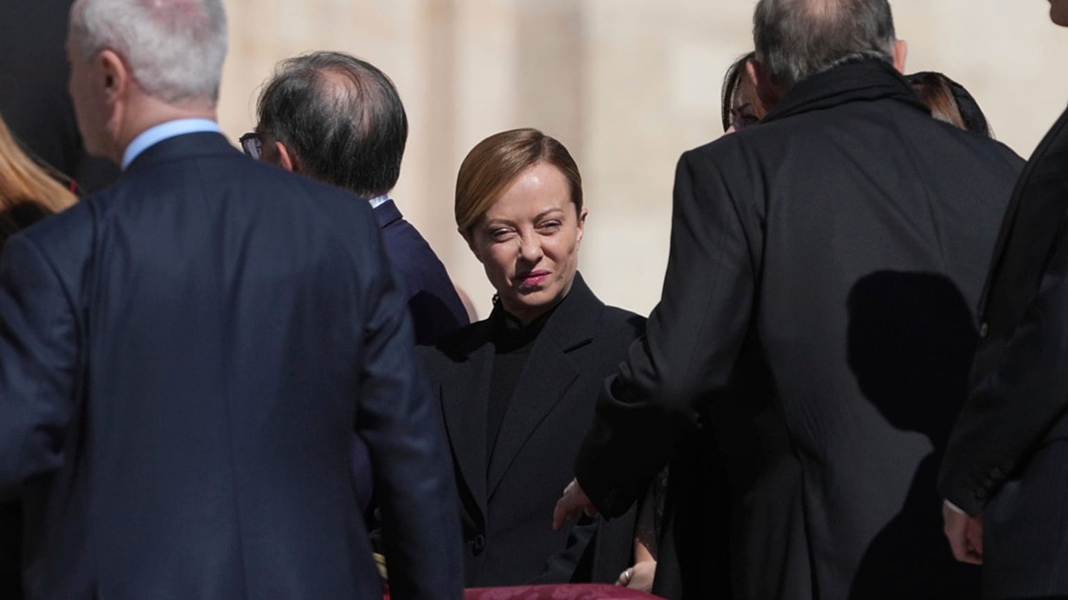 La premier italiana Giorgia Meloni arriva ai funerali di Papa Francesco in piazza San Pietro, Vaticano, 26 aprile 2025