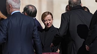 La premier italiana Giorgia Meloni arriva ai funerali di Papa Francesco in piazza San Pietro, Vaticano, 26 aprile 2025