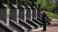 Ein Kadett zollt den Feuerwehrleuten von Tschernobyl anlässlich des 39. Jahrestages der Nuklearkatastrophe von Tschernobyl Respekt Ukraine, 26.04.2025.
