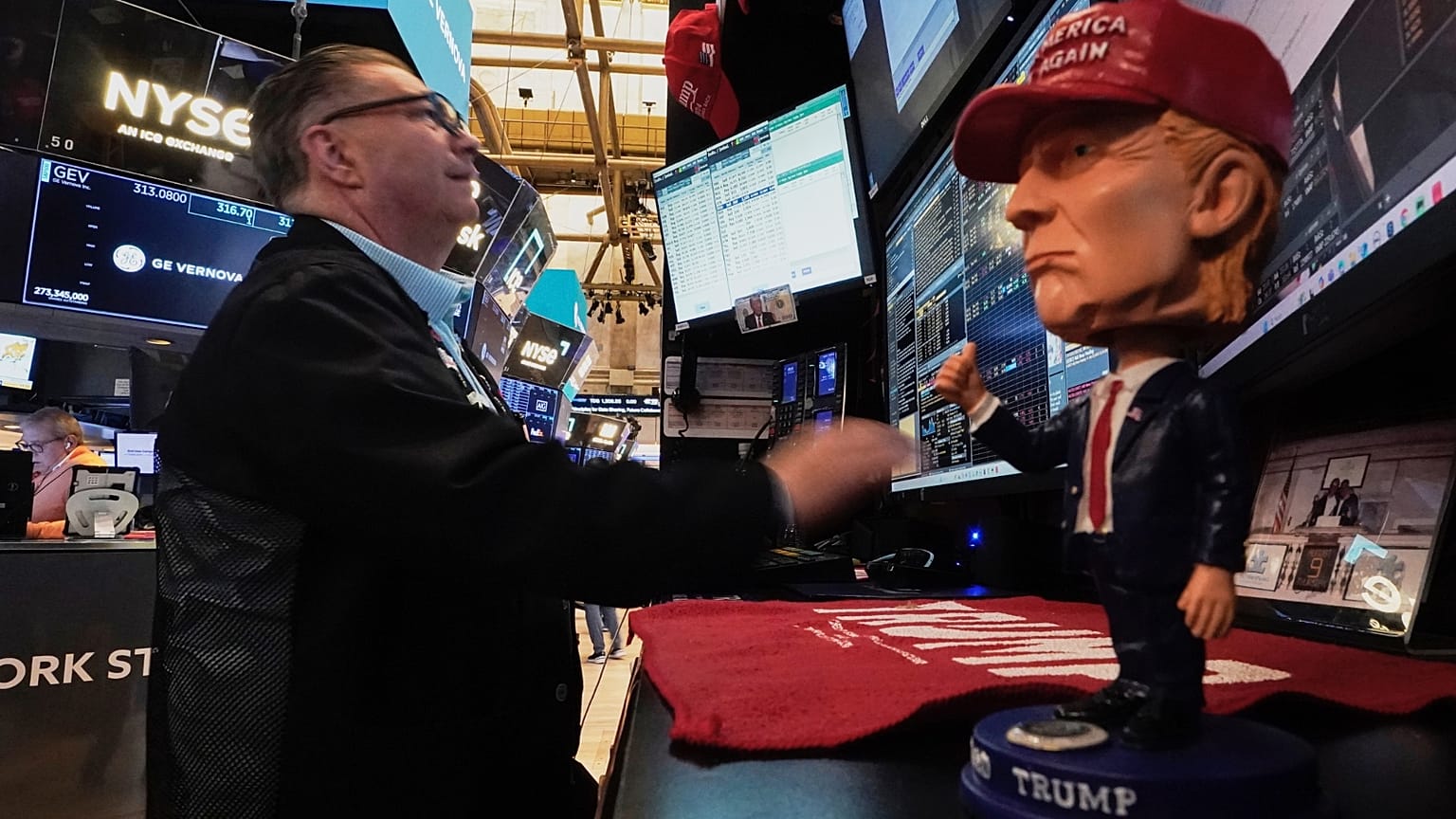 Donald Trump figurája egy bróker asztalán, a New York-i tőzsdén, 2025. április 22-én