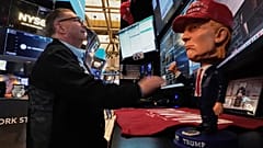Donald Trump figurája egy bróker asztalán, a New York-i tőzsdén, 2025. április 22-én
