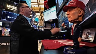 Donald Trump figurája egy bróker asztalán, a New York-i tőzsdén, 2025. április 22-én